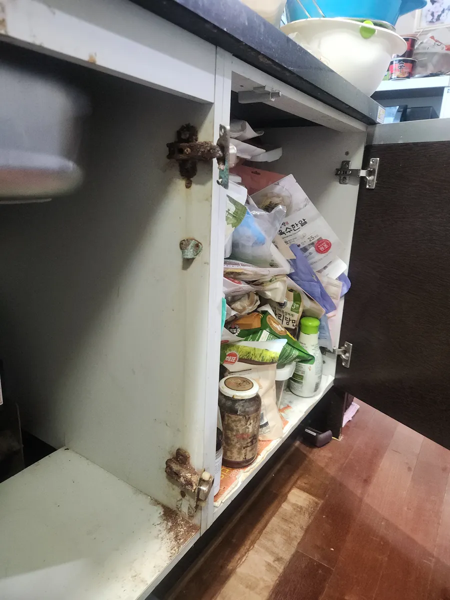 녹슬어 떨어진 싱크대 문짝 경첩 보강·재설치 시공 전